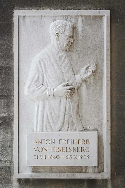 Denkmal für Anton von Eiselsberg (1860–1939) im Arkadenhof der Universität Wien, gestaltet von llse Pompe, enthüllt 1950