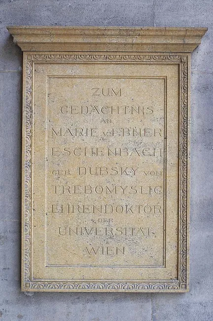 Gedenktafel für Marie von Ebner-Eschenbach (1830–1916) im Arkadenhof der Universität Wien, gestaltet von Robert Weigel, enth…