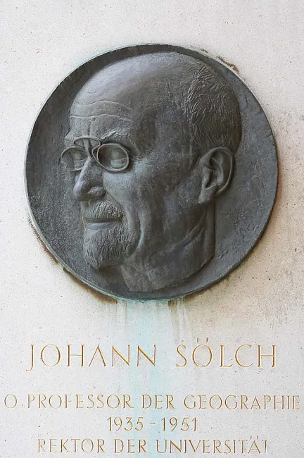 Denkmal für Johann Sölch (1883–1951) im Arkadenhof der Universität Wien, gestaltet von Viktor Hammer, enthüllt 1965