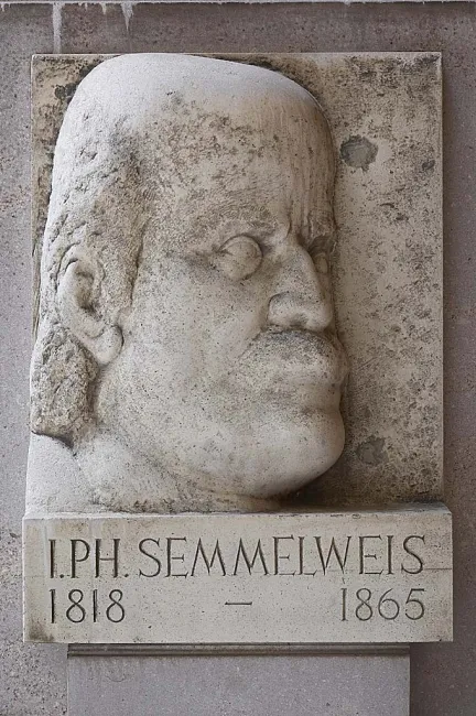 Denkmal für Ignaz Semmelweis (1818–1865) im Arkadenhof der Universität Wien, gestaltet von Alfred Hrdlicka, enthüllt 1967