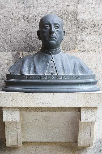 Denkmal für Ignaz Seipel (1876–1932) im Arkadenhof der Universität Wien, gestaltet von Josef Engelhart, enthüllt 1950
