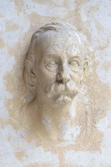 Denkmal für Josef Maria Pernter (1848–1908) im Arkadenhof der Universität Wien, gestaltet von Michael Drobil, enthüllt 1935