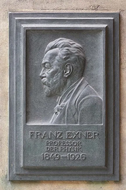 Denkmal für Franz Serafin Exner jun. im Arkadenhof der Universität Wien, gestaltet von Michael Powolny, enthüllt 1937