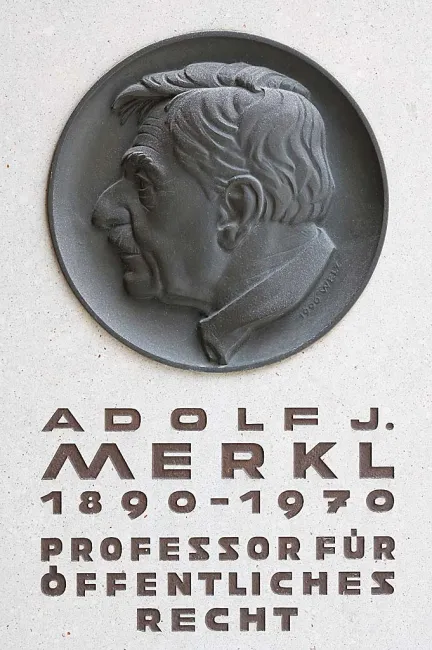 Denkmal für Adolf Merkl (1890–1970) im Arkadenhof der Universität Wien, gestaltet von Ferdinand Welz, enthüllt 1990