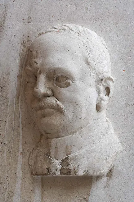 Denkmal für Maximilian Hussarek von Heinlein (1865–1935) im Arkadenhof der Universität Wien, gestaltet von Michael Drobil, e…