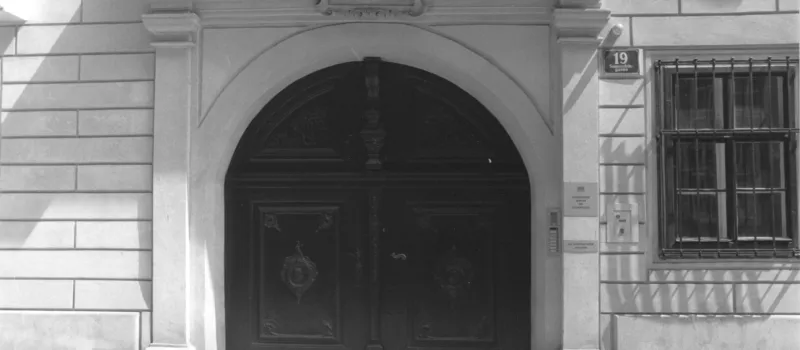 Der Eingang zum ehemaligen Universitätshaus (Domus antiqua)/„Alte Burse“, Sonnenfelsgasse 19