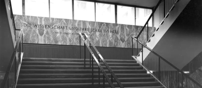 1962 NIG | Neues Institutsgebäude, Stiegenaufgang mit der Bestimmung des Staatsgrundgesetztes von 1867 „Wissenschaft und ihr…