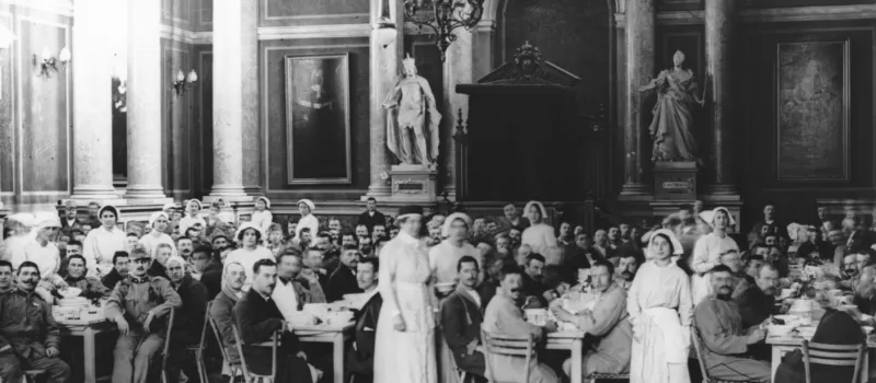 Der große Festsaal im Hauptgebäude der Universität Wien als Speisesaal des Kriegslazaretts, 1914–1916