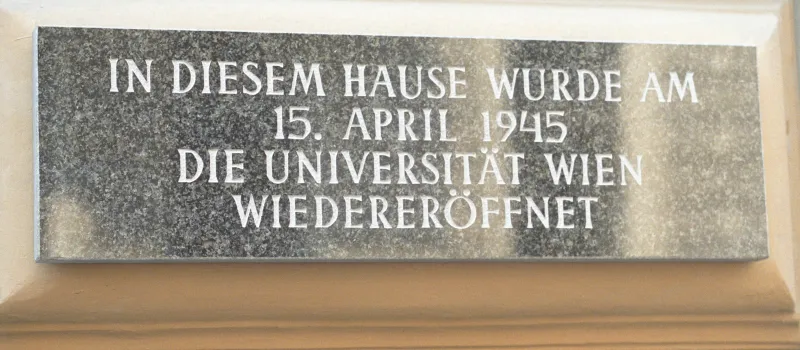 Enthüllung der Gedenktafel am Gebäude Frankgasse 1
