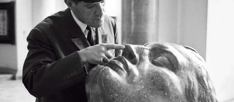 Oberpedell testet „Siegfriedskopf“ (restauriert nach Beschädigung durch Demonstrant*innen, 1969)
