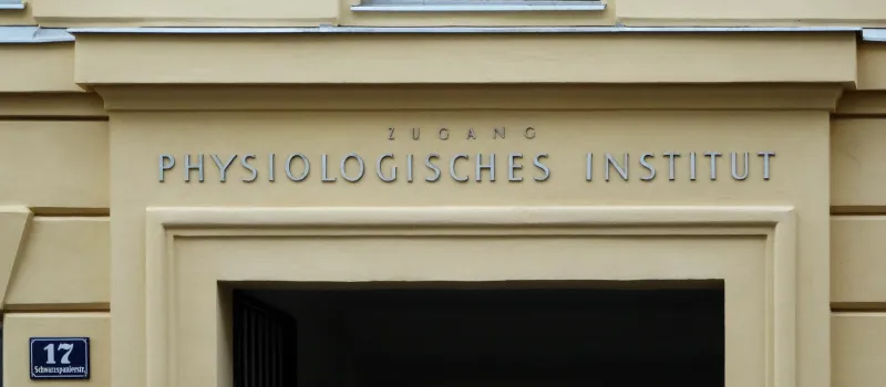 Eingang zum Physiologischen Institut, Schwarzspanierstraße 17 (Ecke Währinger Straße)