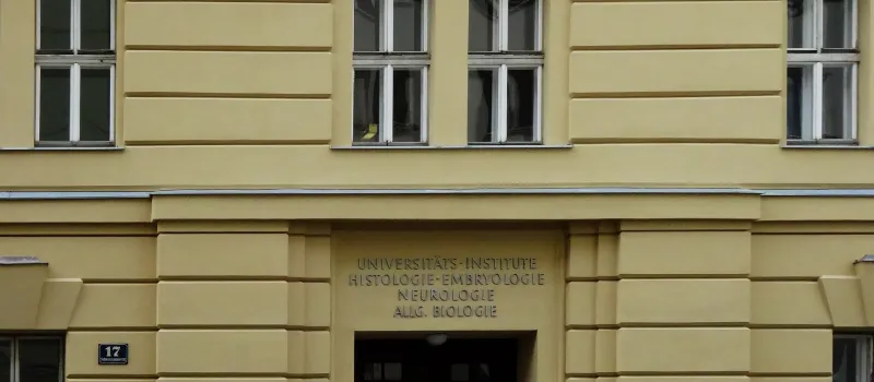 Eingang zu den Instituten für Histologie und Embryologie, Neurologie und Allgemeine Biologie, Schwarzspanierstraße 17 (Ecke…
