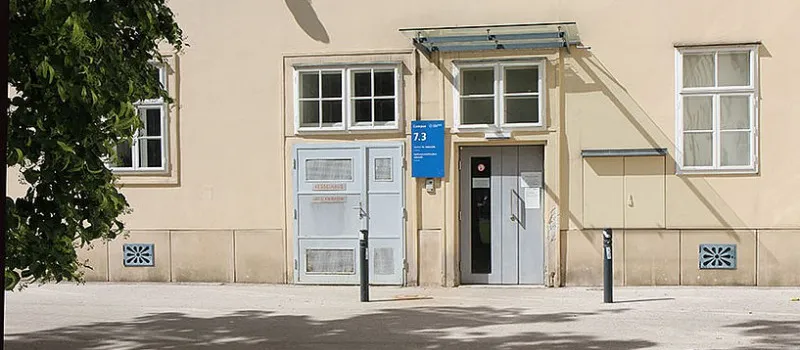 Eingang zum Institut für Judaistik der Universität Wien