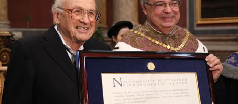 Walter Kohn mit Rektor Heinz Engl bei der Verleihung des Ehrendoktorats der Universität Wien