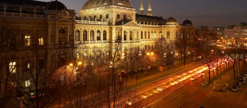 Hauptgebäude der Universität Wien bei Nacht